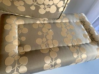 Otomana tapizada gris y beige.