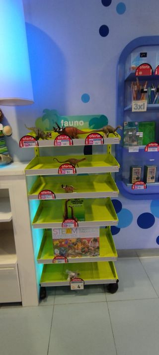 Estantería metálica con ruedas