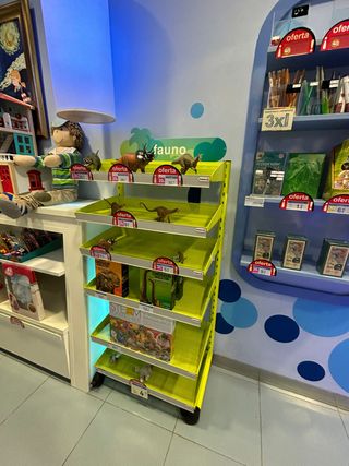 Estantería metálica con ruedas