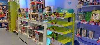 Estantería metálica con ruedas