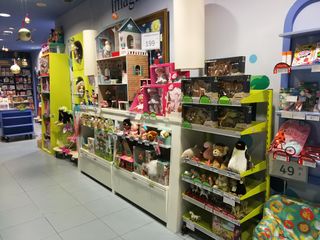 Estantería metálica con ruedas