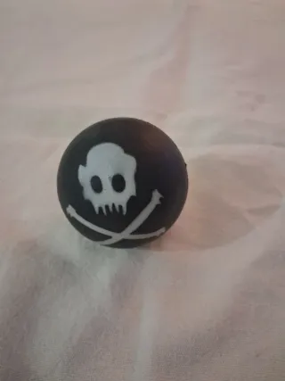 Pallina rimbalzante nera con teschio e ossa incroc