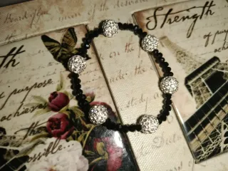 Pulsera de mujer con cuentas plateadas