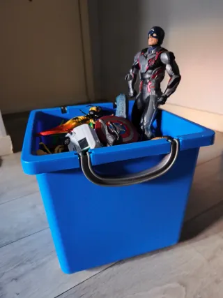 Cubo azul con juguetes variados