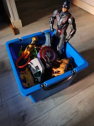 Cubo azul con juguetes variados