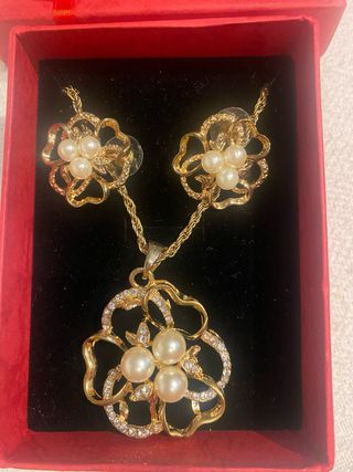 REBAJADO!!Conjunto collar y pendientes flor perlas