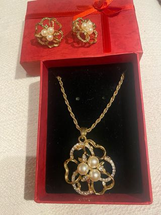 REBAJADO!!Conjunto collar y pendientes flor perlas