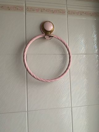 Juego de grifería y accesorios baño rosa dorado