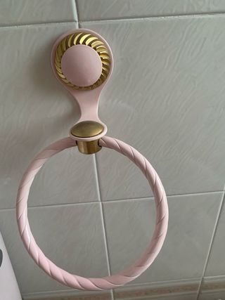 Juego de grifería y accesorios baño rosa dorado