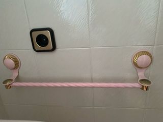 Juego de grifería y accesorios baño rosa dorado