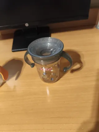 2 Baberos Silicona  con recojecomiday 2 Biberones