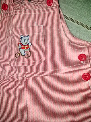 Peto de bebé a rayas rojas