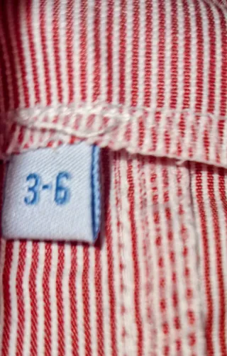 Peto de bebé a rayas rojas