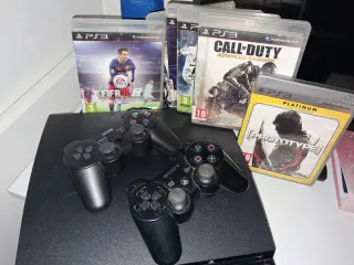 PS3 con 2 mandos y 6 juegos