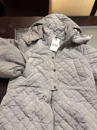 Chaqueta Desigual acolchada gris con capucha