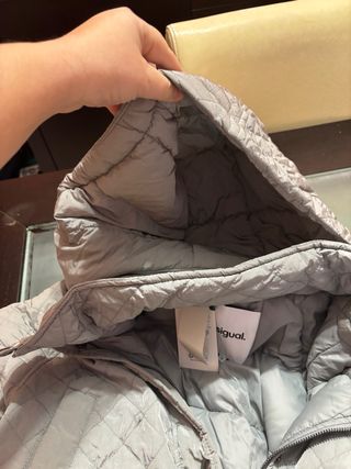 Chaqueta Desigual acolchada gris con capucha