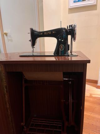 Máquina de coser Alfa antigua