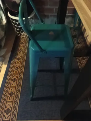 Mesa alta y 2 taburetes bar