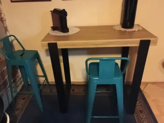 Mesa alta y 2 taburetes bar