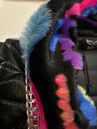 Chaleco anorak pelo bordado y bolso