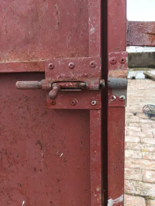 Puerta de hierro con cerrojo Medidas 1,80×67cm .