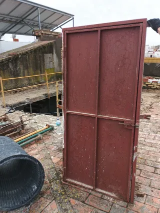 Puerta de hierro con cerrojo Medidas 1,80×67cm .