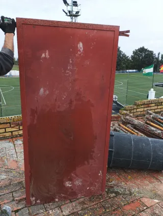 Puerta de hierro con cerrojo Medidas 1,80×67cm .