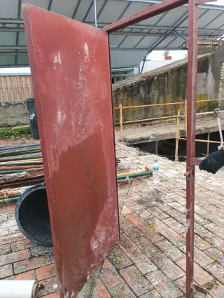 Puerta de hierro con cerrojo Medidas 1,80×67cm .