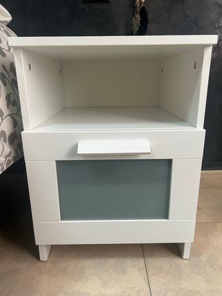 Pack de dos mesitas de noche blancas de ikea.