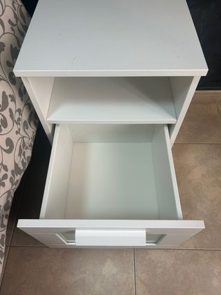 Pack de dos mesitas de noche blancas de ikea.