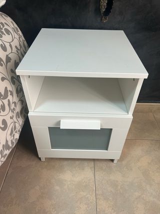 Pack de dos mesitas de noche blancas de ikea.