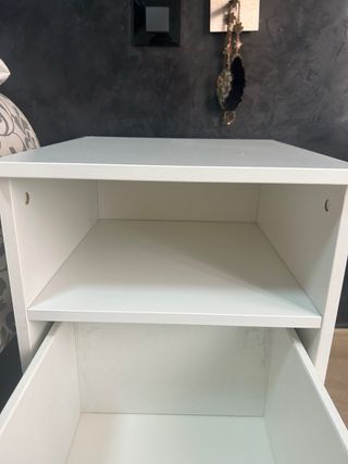 Pack de dos mesitas de noche blancas de ikea.