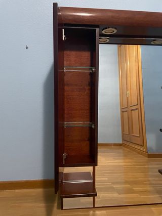 Mueble baño madera con luces integradas