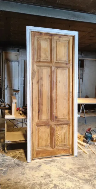 Puerta antigua de madera restaurada