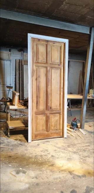 Puerta antigua de madera restaurada