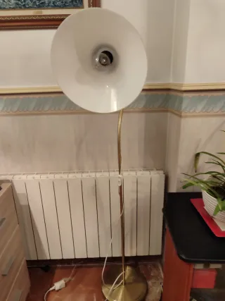 Lámpara de pie metal dorada y blanca