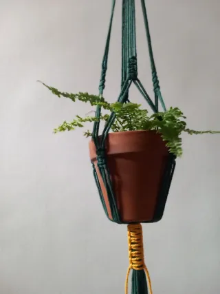 Colgador macramé verde y mostaza