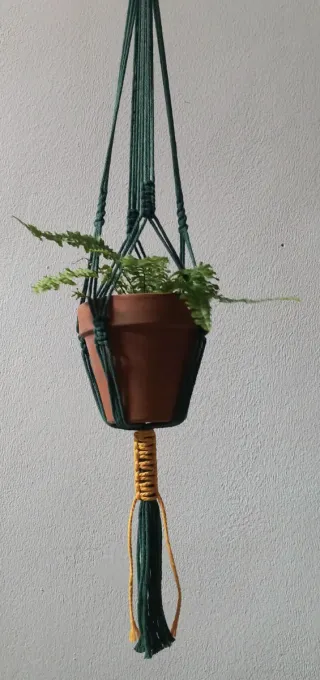 Colgador macramé verde y mostaza