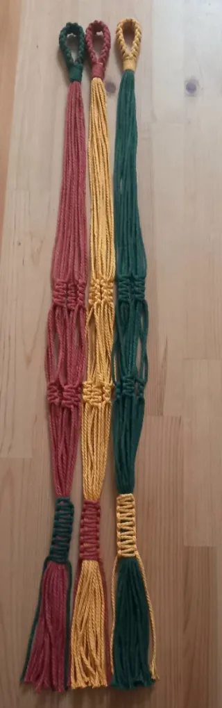 Colgador macramé verde y mostaza