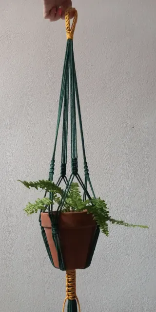 Colgador macramé verde y mostaza