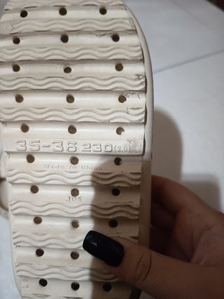 Chanclas beige con estampado de ositos