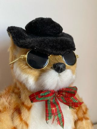 Muñeco gato con sombrero y gafas