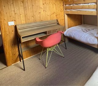 silla naranja con patas fluor