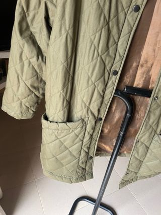 Chaqueta acolchada verde con cuello de pana