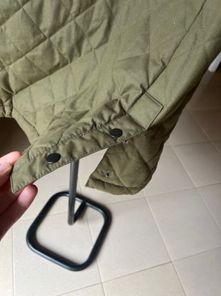 Chaqueta acolchada verde con cuello de pana