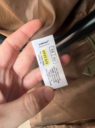 Chaqueta acolchada verde con cuello de pana