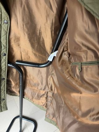 Chaqueta acolchada verde con cuello de pana