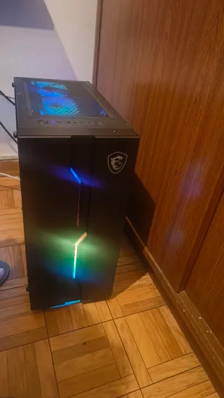 Ordenador de sobre mesa