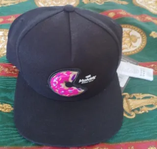 Gorra Cayler & Sons The Munches Negra y Rosa