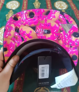 Gorra Cayler & Sons The Munches Negra y Rosa